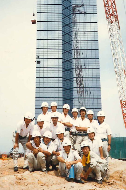 建設中の福岡タワーと施工当時のスタッフ