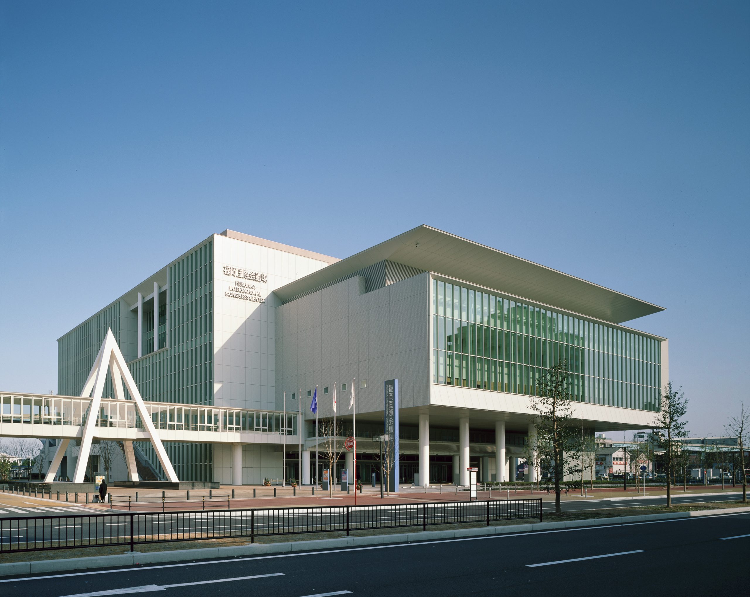 完成当時の福岡国際会議場の写真