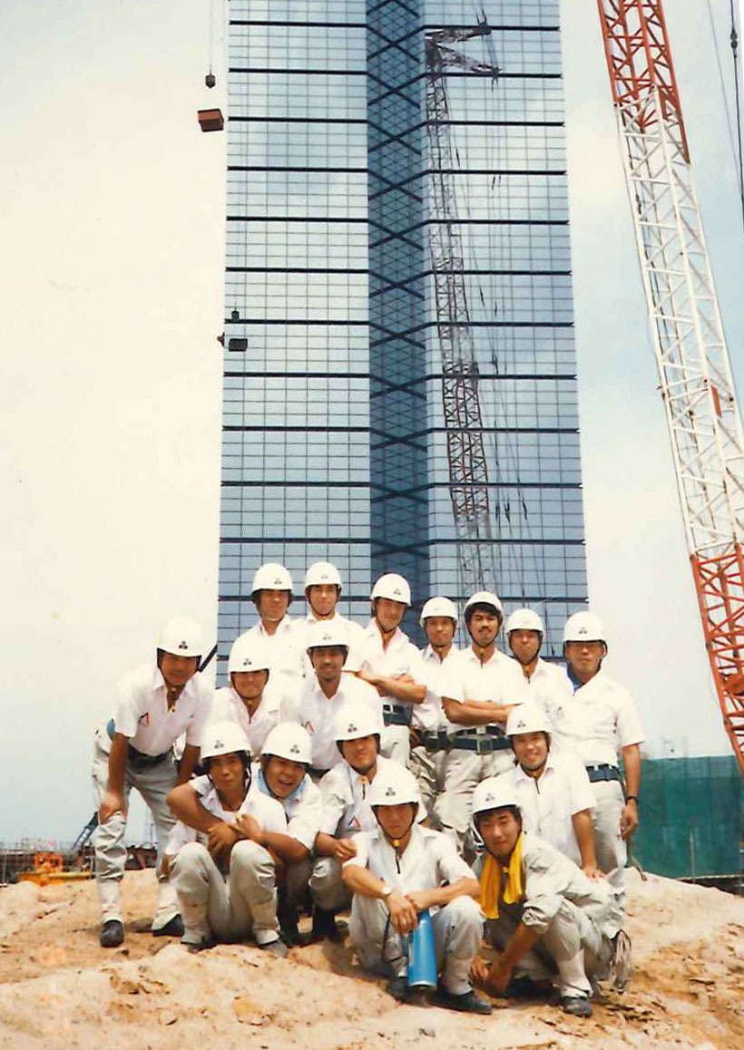 福岡タワー建設に携わった当時の社員たちの写真
