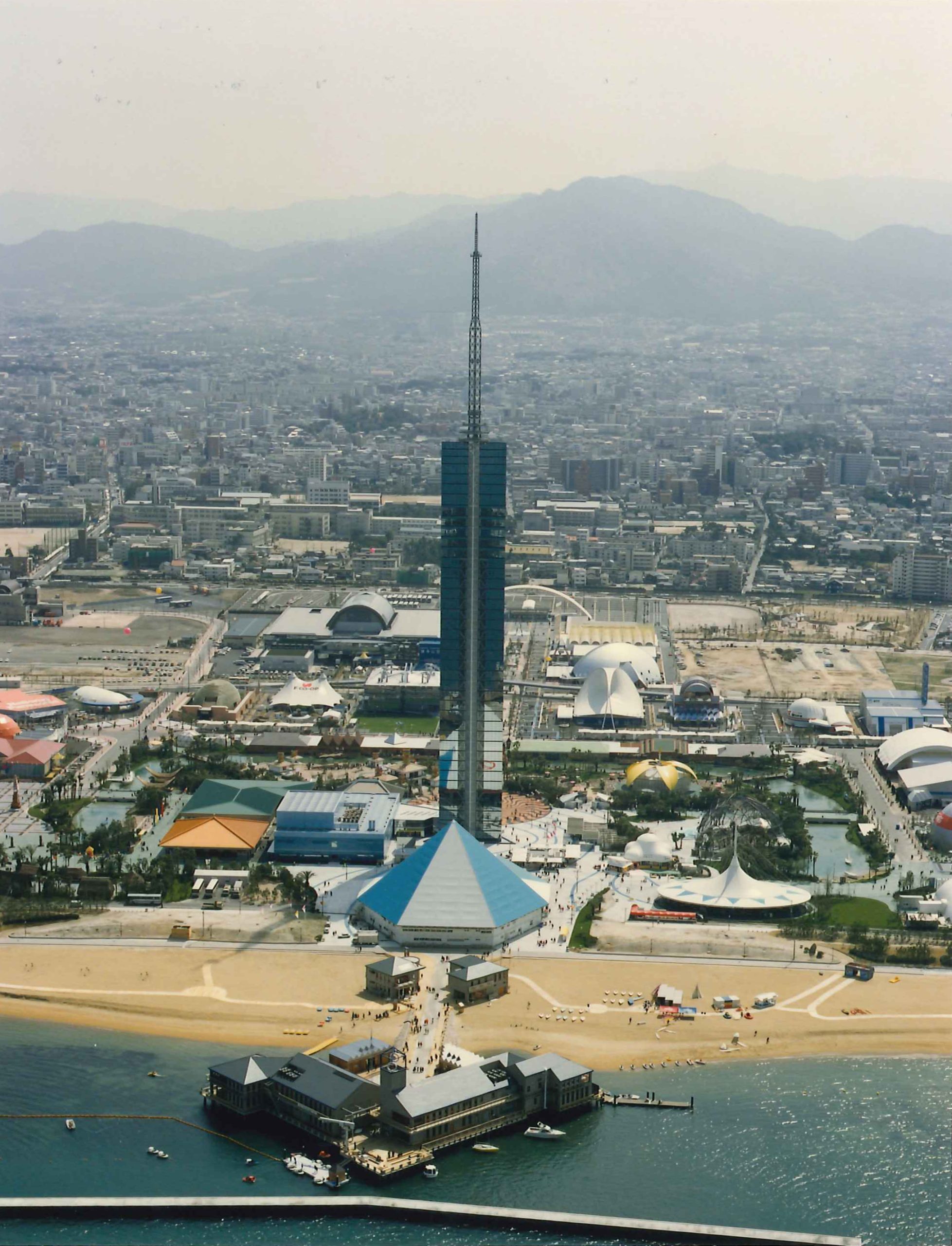 完成当時の福岡タワーの写真